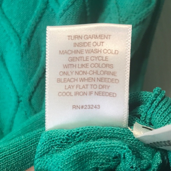 Woman’s sleeveless Medium green top - Picture 4 of 7